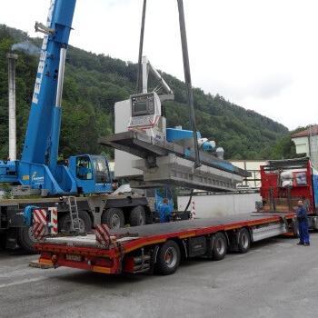 Machine changeover with truck-mounted crane by ISAT Industrieservice
